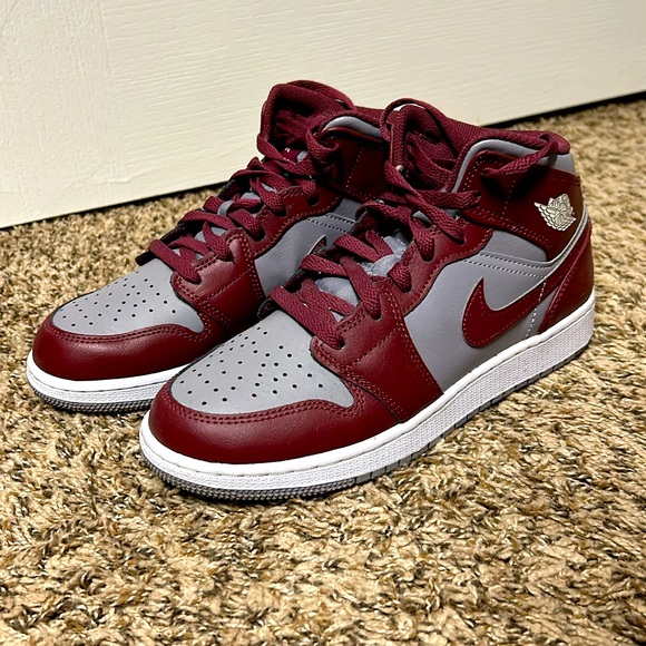 Maroon , grey , and white Air Jorden’s size 6 in women’s. - Picture 2 of 2